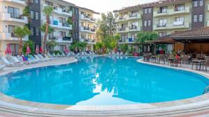 Bazén v ubytování LEMAS SUITE HOTEL nebo v jeho okolí