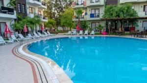 Bazén v ubytování LEMAS SUITE HOTEL nebo v jeho okolí