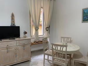 Televízia a/alebo spoločenská miestnosť v ubytovaní Casa Ilva