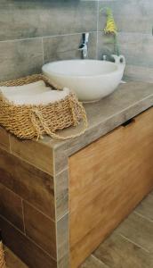 un bagno con lavandino su un bancone in legno di Villa Salentina Con Ampio Giardino vicina al mare a San Foca
