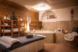 Postel nebo postele na pokoji v ubytování Ammersee-Hotel