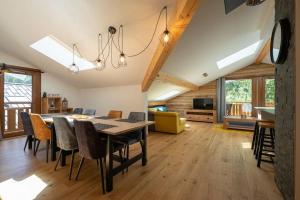 Televízia a/alebo spoločenská miestnosť v ubytovaní Les 3 Sophies - Magnifique chalet pour 1 à 8 personnes proche des remontées mécaniques des prodains