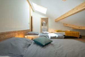 Posteľ alebo postele v izbe v ubytovaní Les 3 Sophies - Magnifique chalet pour 1 à 8 personnes proche des remontées mécaniques des prodains