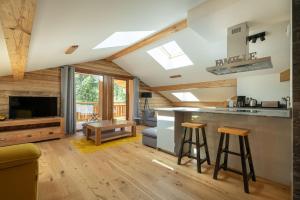 Kuchyňa alebo kuchynka v ubytovaní Les 3 Sophies - Magnifique chalet pour 1 à 8 personnes proche des remontées mécaniques des prodains
