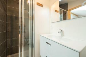 Kúpeľňa v ubytovaní Les 3 Sophies - Magnifique chalet pour 1 à 8 personnes proche des remontées mécaniques des prodains