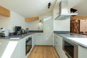 Kuchyňa alebo kuchynka v ubytovaní Les 3 Sophies - Magnifique chalet pour 1 à 8 personnes proche des remontées mécaniques des prodains