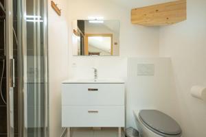Kúpeľňa v ubytovaní Les 3 Sophies - Magnifique chalet pour 1 à 8 personnes proche des remontées mécaniques des prodains + 37 fotografií