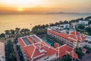 een luchtzicht op een resort en de oceaan bij Avalon Beach Resort in Pattaya South