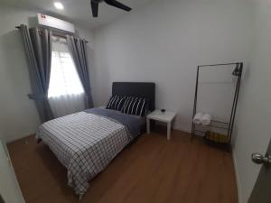 Schlafzimmer mit einem Bett, einem Spiegel und einem Fenster in der Unterkunft MSA Homestay in Kota Bharu