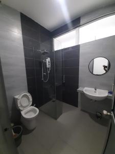 ein Bad mit einer Dusche, einem WC und einem Waschbecken in der Unterkunft MSA Homestay in Kota Bharu