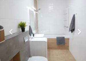 Televízia a/alebo spoločenská miestnosť v ubytovaní ViviAppartments, Warsaw, Targowek