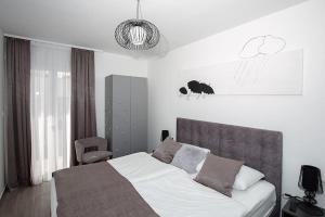 una camera con un letto e una sedia di Luxury Villa Tina Moseni with private heated pool a Kaštela (Castelli)