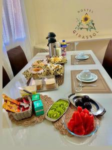 una mesa con algo de comida en una mesa en HOSTEL GIRASSOL en Ponte Alta do Tocantins