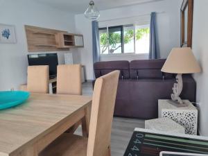jadalnia i salon ze stołem i krzesłami w obiekcie Fabulous Villa Mabel w Corralejo