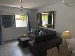 salon z kanapą i krzesłem w obiekcie Fabulous Villa Mabel w Corralejo