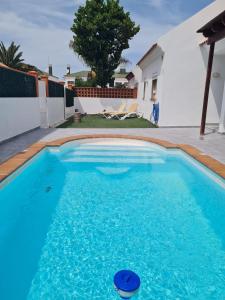 niebieski basen z frisbee na dziedzińcu w obiekcie Fabulous Villa Mabel w Corralejo