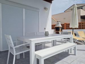 Patio lub wspólna przestrzeń na świeżym powietrzu w obiekcie Fabulous Villa Mabel