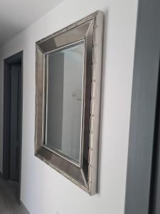 lustro ze srebrną ramą na ścianie w obiekcie Fabulous Villa Mabel w Corralejo