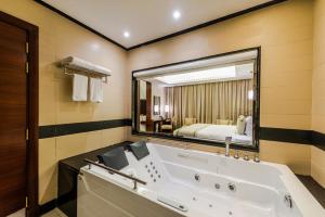 Postel nebo postele na pokoji v ubytování Blue Diamond Hotel Jeddah