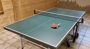 Stolní tenis v ubytování Alpenhof Wohlfühlpension nebo okolí