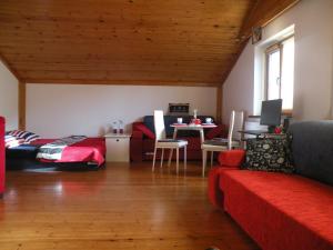 ウストカにあるPokoje Gościnne Liv Marinaのベッド、ソファ、テーブルが備わる客室です。