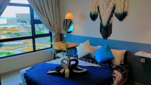 - une chambre avec un lit recouvert d'un cygne dans l'établissement MLH Designer Suites @ Jesselton Quay CityPads, à Kota Kinabalu