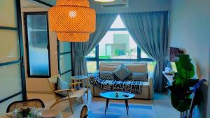 uma sala de estar com um sofá e uma mesa em MLH Designer Suites @ Jesselton Quay CityPads em Kota Kinabalu