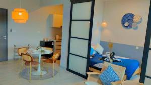 um quarto com uma cama, uma mesa e cadeiras em MLH Designer Suites @ Jesselton Quay CityPads em Kota Kinabalu