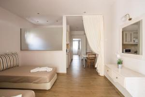 Postel nebo postele na pokoji v ubytování Spiti Prifti Apartments + 37 fotografií