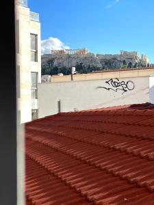 vista sulla sommità di un tetto di tegole rosse di Acropolis View Apartment Athens Downtown ad Atene