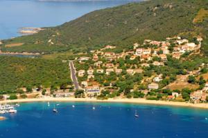 z powietrza widok na plażę z łodziami w wodzie w obiekcie LES APPARTS DU VALINCO - VILLA 77 - CORSE 2A -ANCV w mieście Serra-di-Ferro