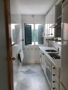 Kuchyňa alebo kuchynka v ubytovaní Apartamento en Urbanización Los Enebros
