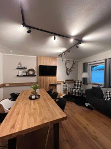 sala de estar con mesa de madera y sofá en home B29, en Landeck