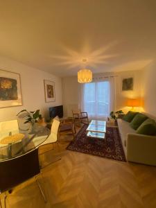 een woonkamer met een bank en een tafel bij Spacieux logement au pied du Vercors in Saint-Jean-en-Royans