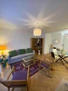 een woonkamer met een bank en een tafel bij Spacieux logement au pied du Vercors in Saint-Jean-en-Royans