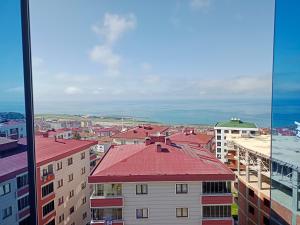 uma vista para uma cidade com edifícios e o oceano em Pelittepe sitesi em Pelitli