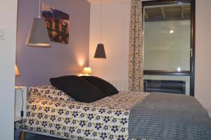 Gite Du Petit Coteau في فوفري: سرير في غرفة مع نافذة وسرير سيد