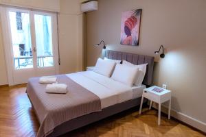 una camera con un grande letto e un tavolo di Plaka Apartment ad Atene