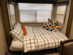 Säng eller sängar i ett rum på Reflection by Glampers Camp