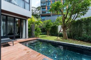 - une piscine dans l'arrière-cour d'une maison dans l'établissement Panora villa by VillaCarte, à Surin Beach