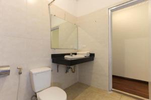 un bagno con un water, un lavandino e uno specchio di Hanoi Jade Hostel a Hanoi