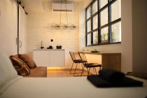 een woonkamer met een bank en een keuken bij CityBee in Athene +31 foto's