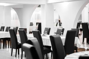 Un restaurant sau alt loc unde se poate mânca la Hotel Apollo Central +75 fotografii