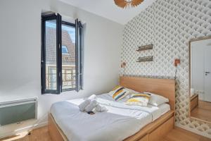 a bedroom with a bed and a television in it at Residence Boulogne Centre le passage by Studio prestige in Boulogne-Billancourt