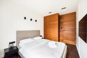 Postel nebo postele na pokoji v ubytování Wola Luxury Wooden Apartment
