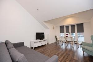 - un salon avec un canapé et une salle à manger dans l'établissement Serviced Apartments In Liverpool City Centre - L1 Boutique by Happy Days, à Liverpool