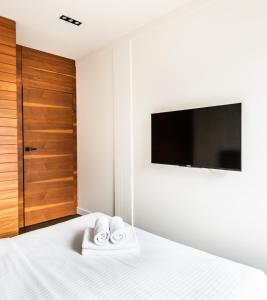 En tv och/eller ett underhållningssystem på Wola Luxury Wooden Apartment