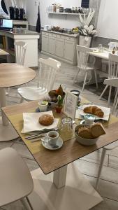 een tafel met borden eten erop bij Casa Ilva in La Maddalena