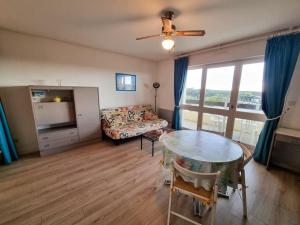 Posezení v ubytování La Cabane Maddyblue 5 min à pieds de l'Océan et commerce