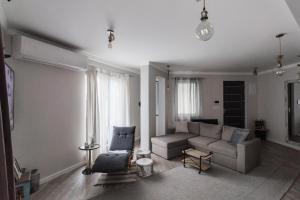 sala de estar con sofá y silla en Casa Lavenda, en Plovdiv